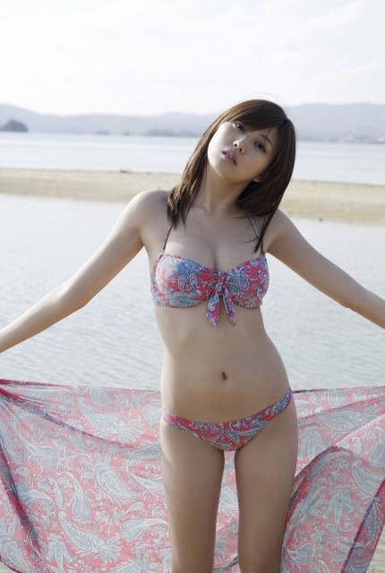 ペイズリー柄の水着をセクシーに着こなす岩崎名美