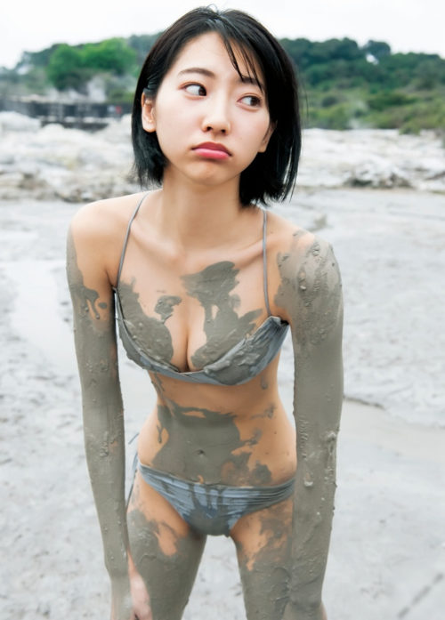 武田玲奈の写真集 Short より 体に泥を塗りたくったセクシービキニ姿 あげてけ